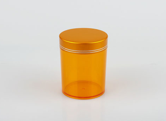 투명한 주황색 플라스틱 병 알루미늄 너트가 달린 약병
